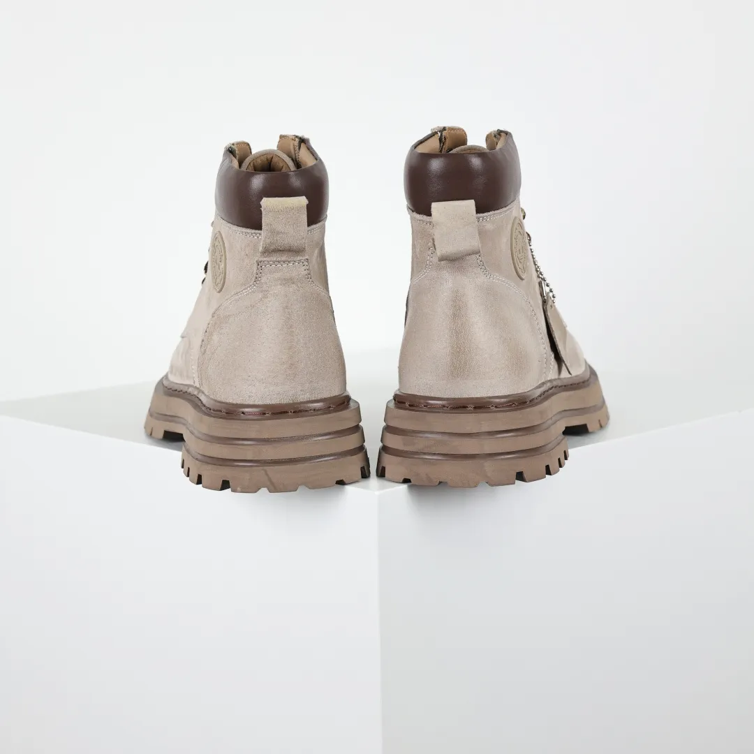 Copy price 💰620 Core recommendation Good price 🚀Timberland Timberland outdoor high-top casual rhubarb boots series #Guangdong Dachang quality Original box original packaging #25ss new style Fashion and trend matching The fabric is made of Italian 🇮🇹 top frosted fine-grained cowhide with anti-odor and anti-corrosion genuine leather latex insoles. The outsole and hardware are all made from OEM raw materials. They are the same as the original Goodyear never-opening process. Good products do not kill pigs. The quality of the first order is strictly controlled. Exclusively released on the entire network. The quality is beyond doubt. The whole set of official website unified packaging gives you a perfect wearing experience. The quality is exquisite and durable. A must-have for sportsmen. Specially designed to prevent handsomeness. High-quality and first-class foot feel. This winter, it is specially used for cold protection and outdoor use. Daily casual matching. Size: 39 40 41 42 43 44 (leather shoe size)